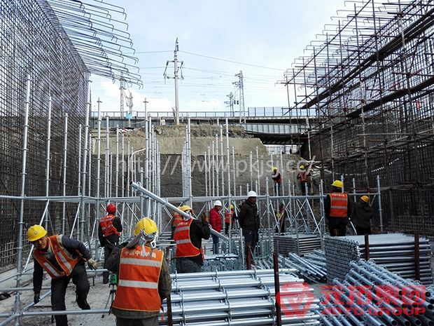 放线、铺设架体层