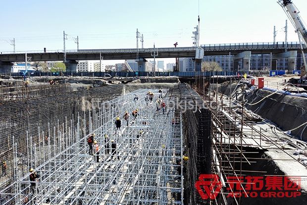 铺设顶层架体，调整标高01