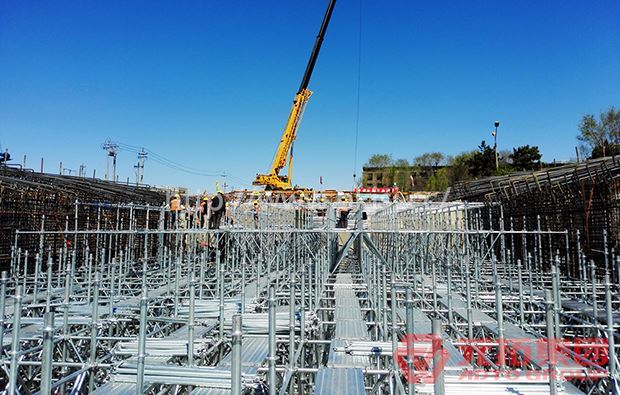 铺设顶层架体，调整标高02