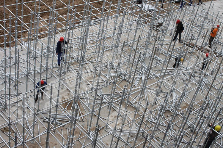 内蒙古绕城公路工程项目-承插型盘扣式脚手架正在搭建