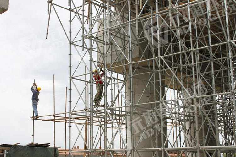 内蒙古集宁外环桥梁支撑承插型盘扣式脚手架施工人员正在搭建