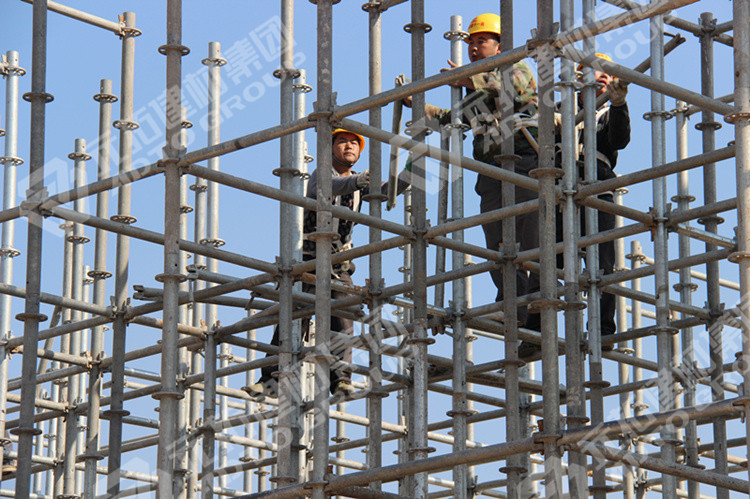 长沙磁浮工程技术工人正在搭建圆盘式脚手架