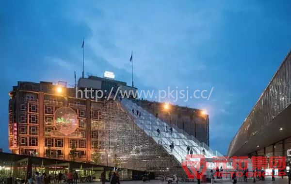 为纪念鹿特丹战后重建75周年临时搭建脚手架楼梯